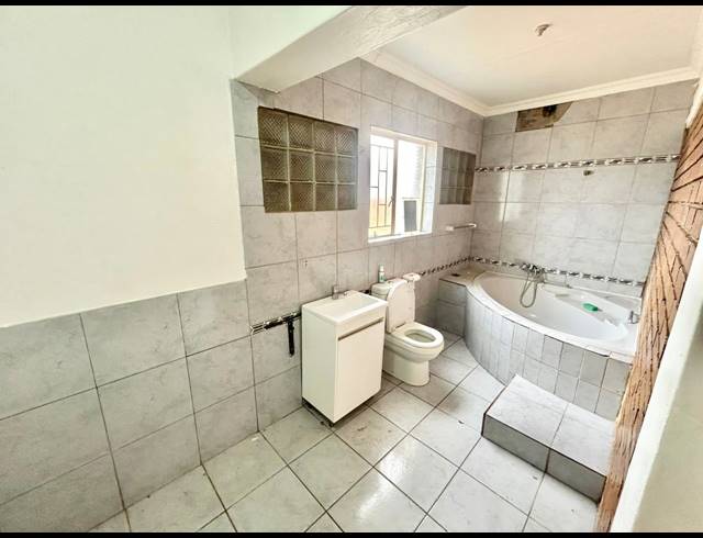 5 BEDROOM HOUSE FOR SALE IN FLORA PARK